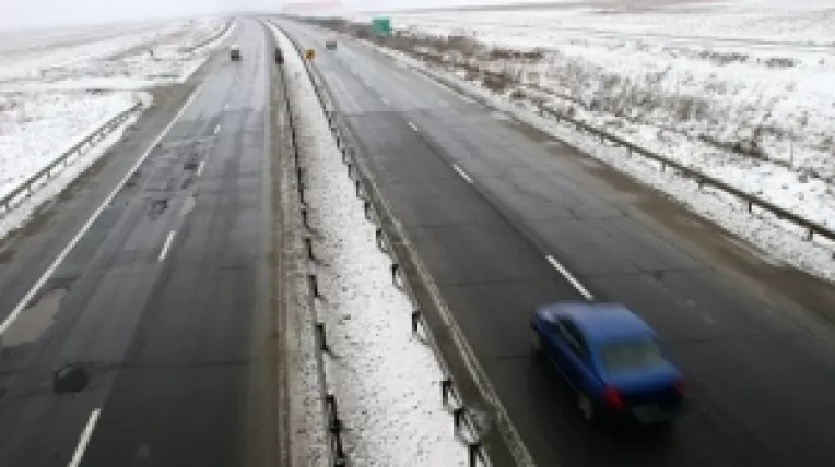 A venit iarna: Reguli pentru condusul masinilor pe drumuri cu polei, zapada sau gheata