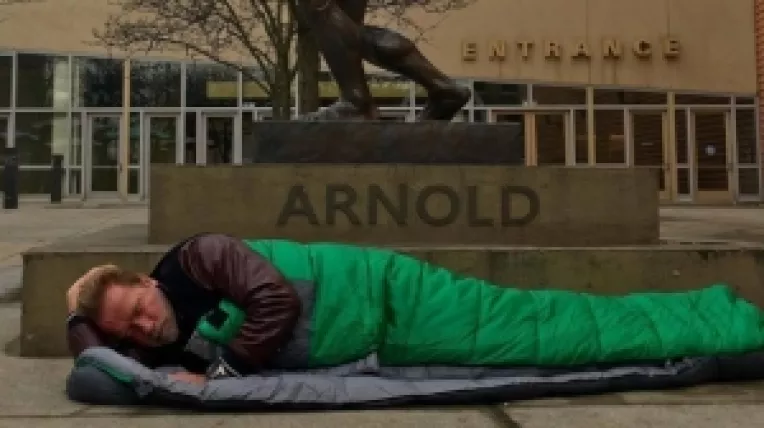 Arnold Schwarzenegger s-a intins pe strada in ipostaza unui om in mizerie