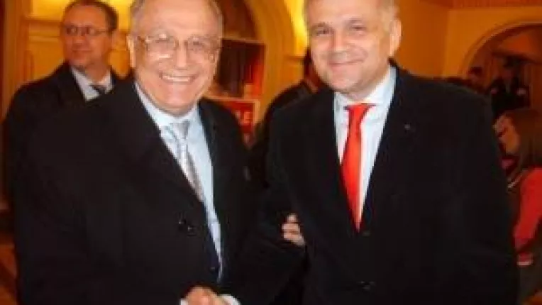Comisarul Christian Ciocan si Ion Iliescu starnesc simpatii pe pagina de Facebook a politistului
