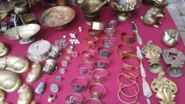 Constantin Marian, colectionar: Am adus bijuterii din argint si vase din alama argintate, la targul de la MTR!