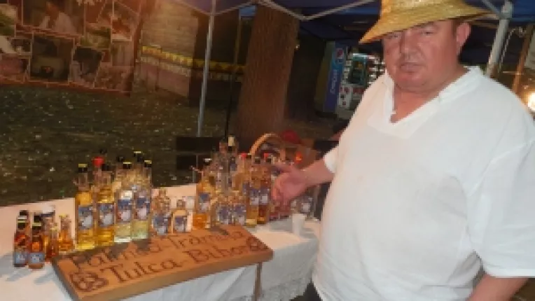 Florin Chise din Bihor: Palinca de caise si palinca de pruna, cele mai cautate la targul traditional din Parcul Kiseleff
