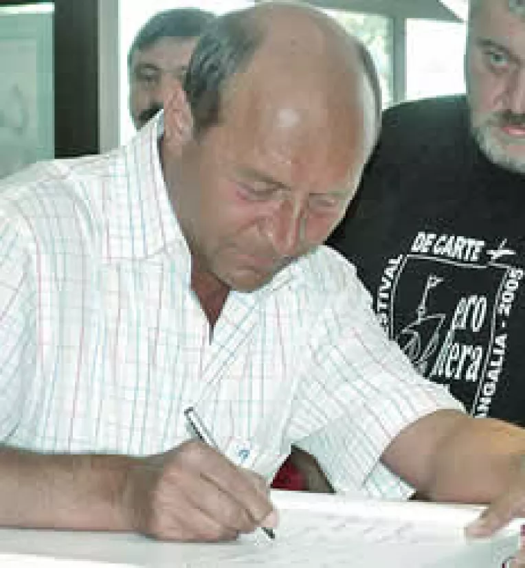 Iorgus l-a pacalit pe Basescu sa-i semneze in Cartea de Onoare