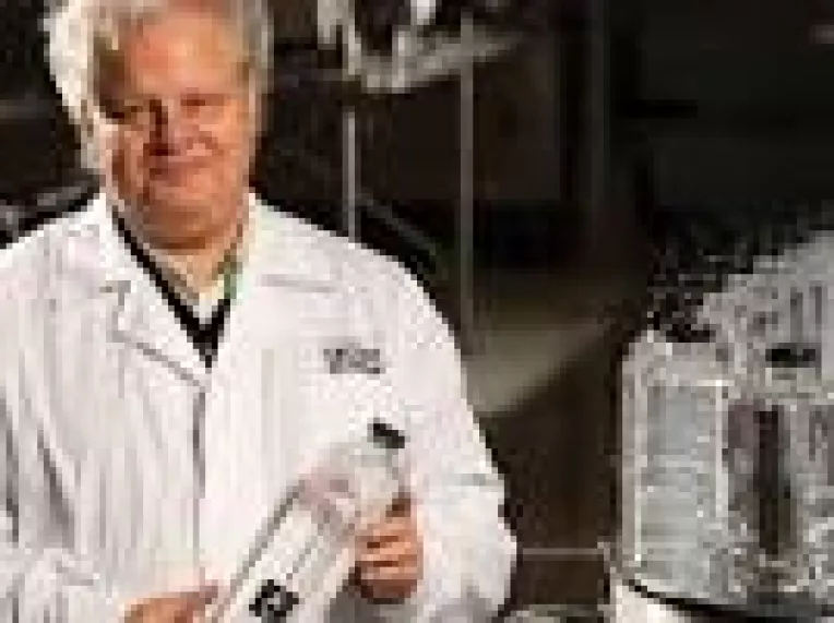 Jean Valvis: Aqua Carpatica in sticle de forma patrata nu dispare!