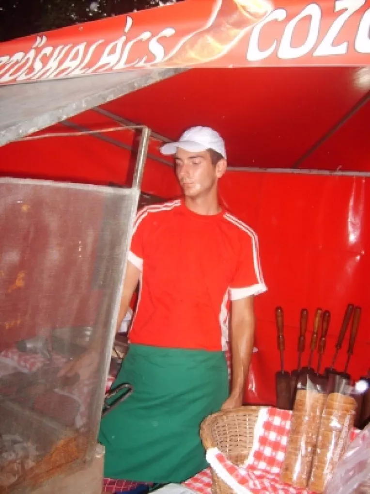 Kurtos kalacs cu scortisoara si nuca, la standul lui Attila din comuna Lupeni