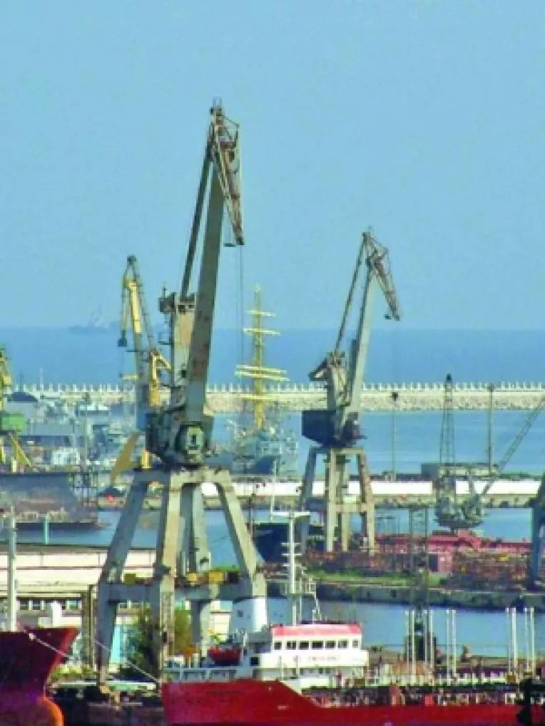 La sugestia presedintelui Basescu, Ministerul Transporturilor va reduce si cu 50% taxele din Portul Constanta