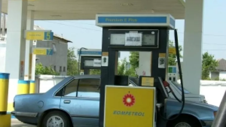 LukOil si Rompetrol au scumpit benzina cu 7 bani/litru