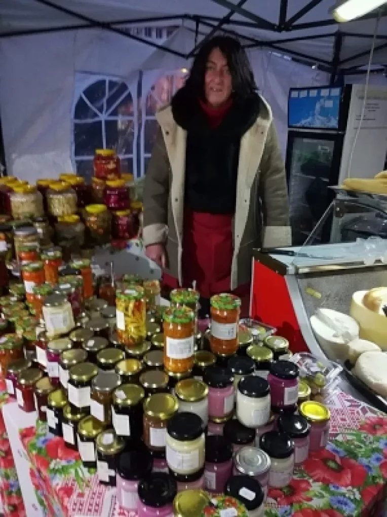 Mariana Gancila, din comuna Stoenesti, Arges, la Targul de Craciun de la MTR, cu produse naturale