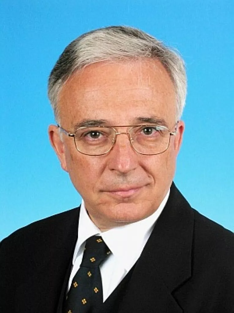 Mugur Isarescu: Un premier tanar poate fi o solutie pentru actuala criza politica