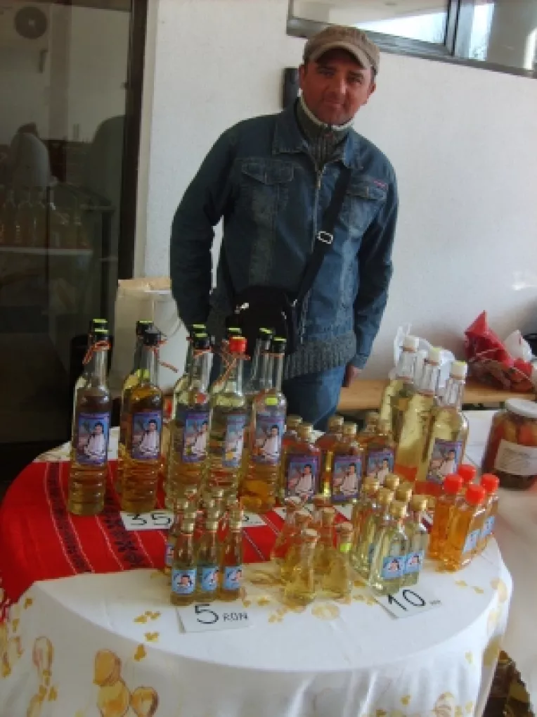 Palinca de Bihor, la standul lui Florin Chise de la Piata Taraneasca de la MTR