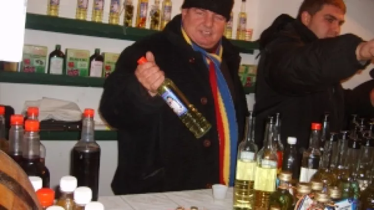 Palinca de Bihor, la standul lui Florin Chise, din cadrul targului de la Universitate