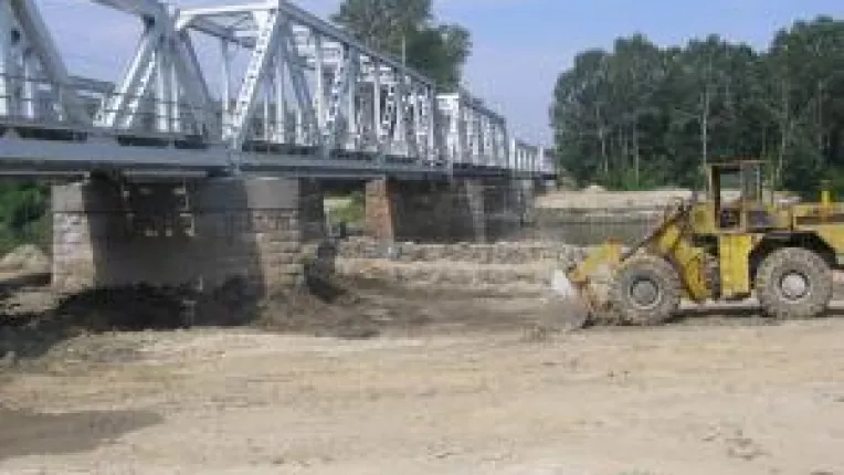 Pana la sfarsit de an, trageti podul mai la mal!