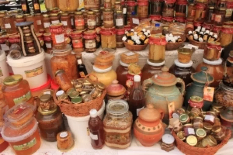 Piata Taraneasca si Mester(Esti), in curtea Muzeului Taranului Roman