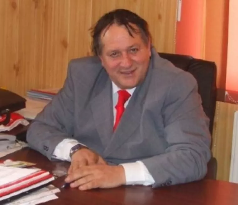 Primarul Ioan Suciu vrea sa-si dea demisia
Pedelistii si pesedistii din Ciobanu mai au putin si se omoara intre ei