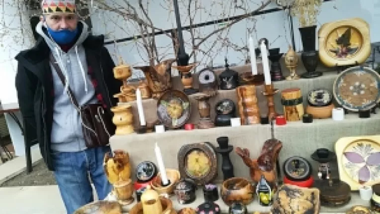 Rodica si fratele ei, Dragos Iorga, au un stand cu obiecte cu flori impregnate in rasina