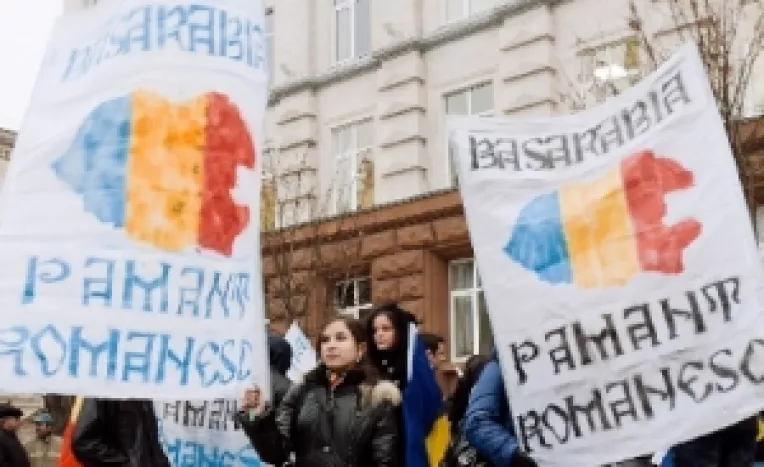 Sedinta comuna a guvernelor Romaniei si Moldovei, la Iasi : 30 de protestatari au scandat diverse lozinci 