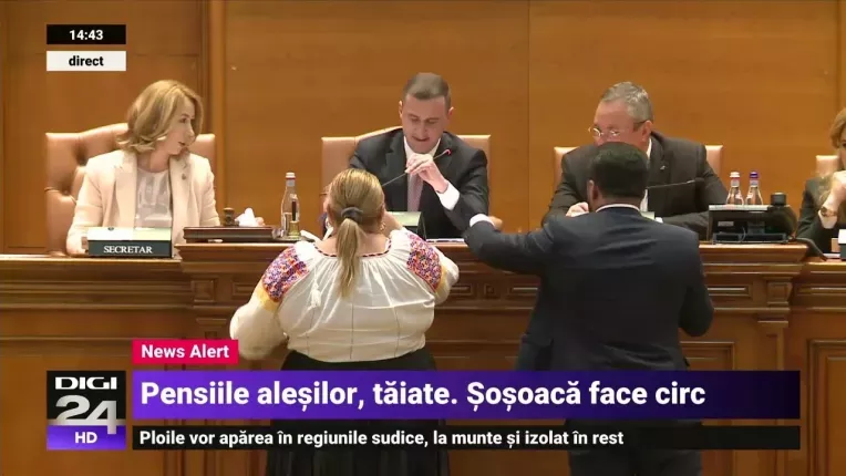 Sosoaca a facut circ la plenul in care parlamentarii si-au eliminat pensiile speciale