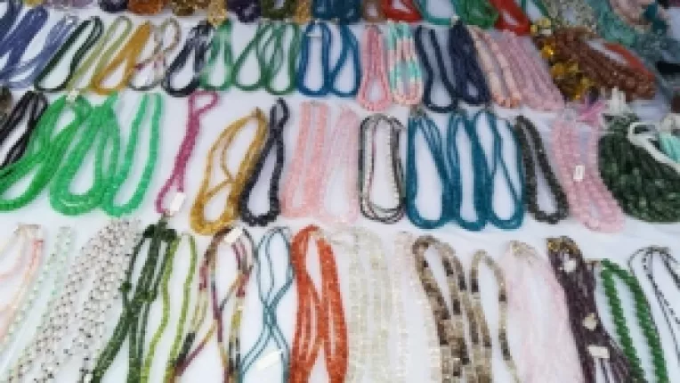 Sotii Mihaela si Costel Covaci au adus ametist, citrin, ochi de tigru, jasp si aventurin