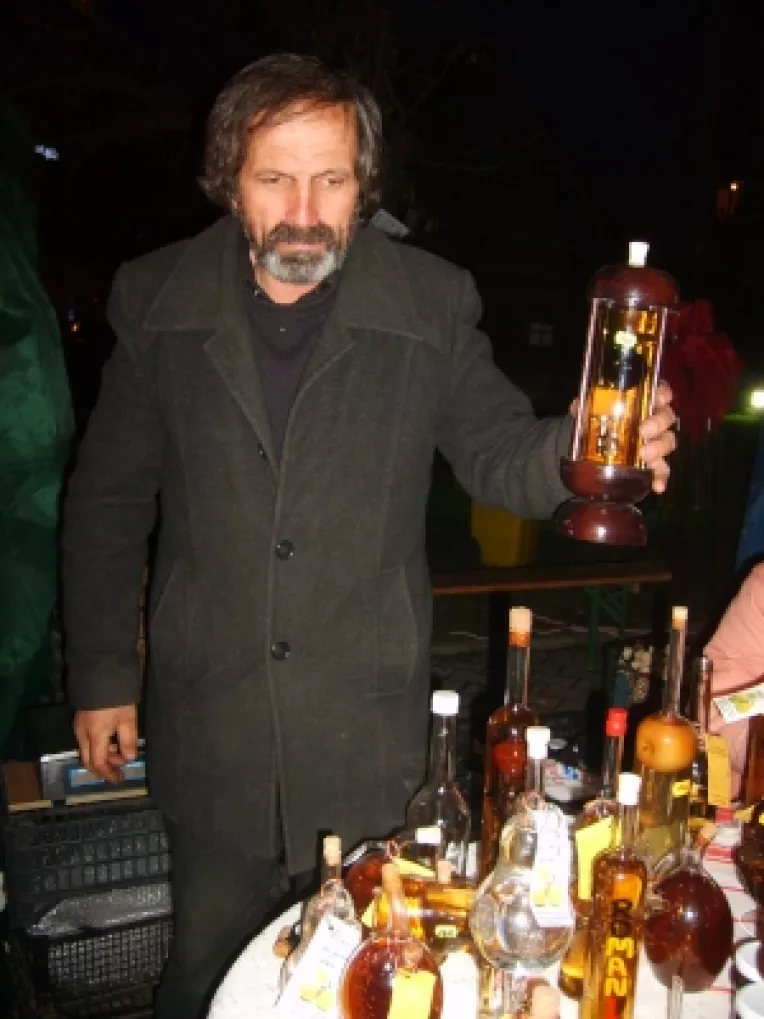 Tuica, palinca, gutui si pere, la standul lui Emil Florescu, la targul de la MTR